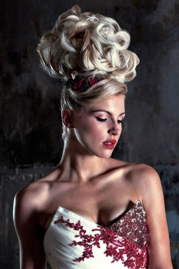 chignon-blonde-haut-coque-artistisque